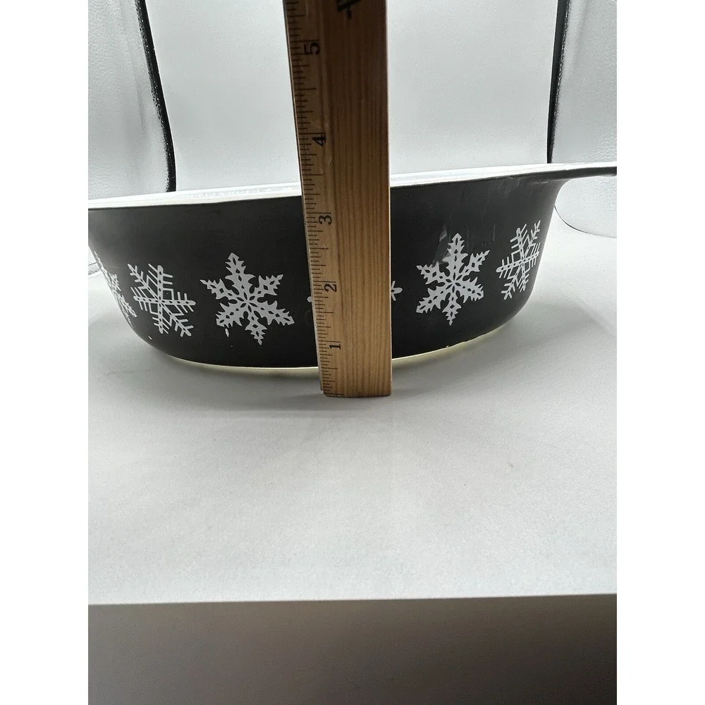Vintage Pyrex Black‎ Snowflake 1.5 Quart Oval Casserole Dish with Lid